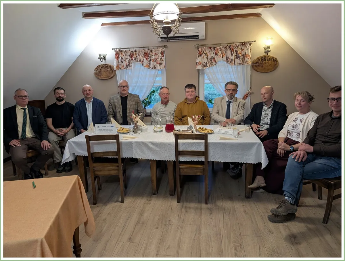 Uczestnicy spotkania grupy przy wspólnym stole